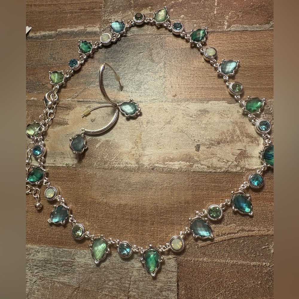 Blu/green stone necklace and earrings set